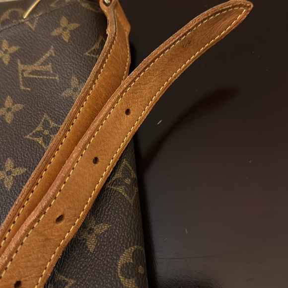 Louis Vuitton bag. Good condition. Comes with COA! - Picture 10 of 13